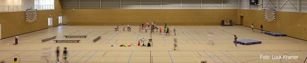 Sporthal met geperforeerde binnendoosconstructie
