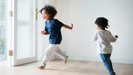 Spelende kinderen in huis