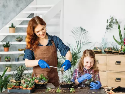 Moeder en dochter planten bloemen