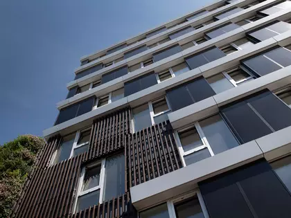 Gebouw met zonnepanelen