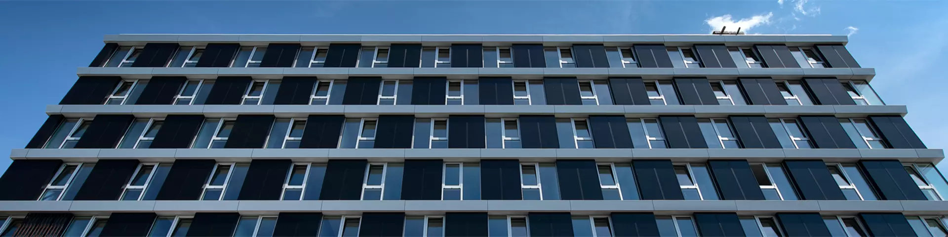Zonnepanelen op een gevel (BIPV)