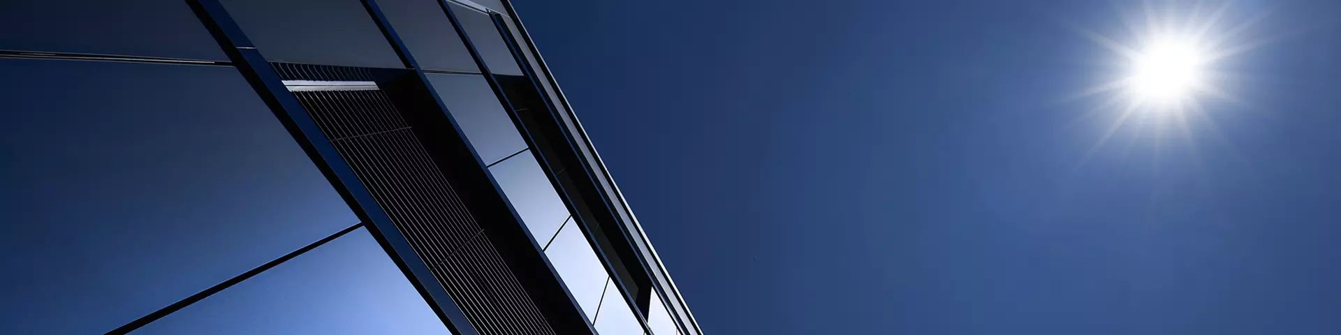 Zon die op zonnepanelen schijnt