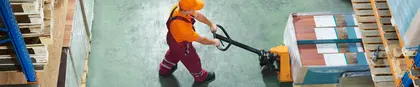 Man in magazijn aan het werk