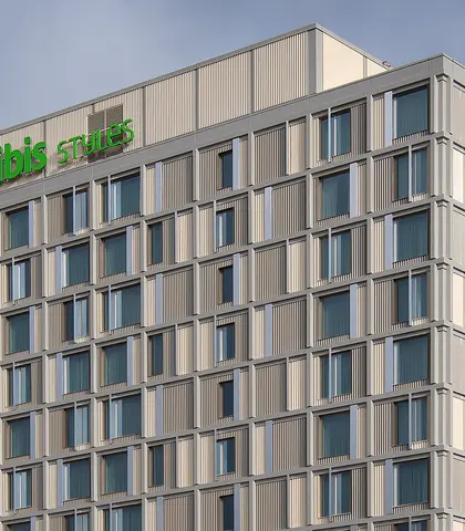Overzicht hotel met dakopbouw